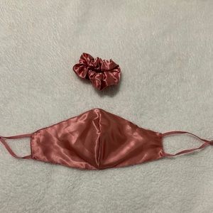 Matching mauve mask & hair tie 💖